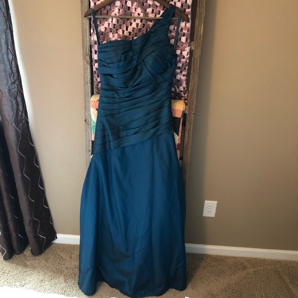 Gorgeous formal gown - Picture 2 of 8